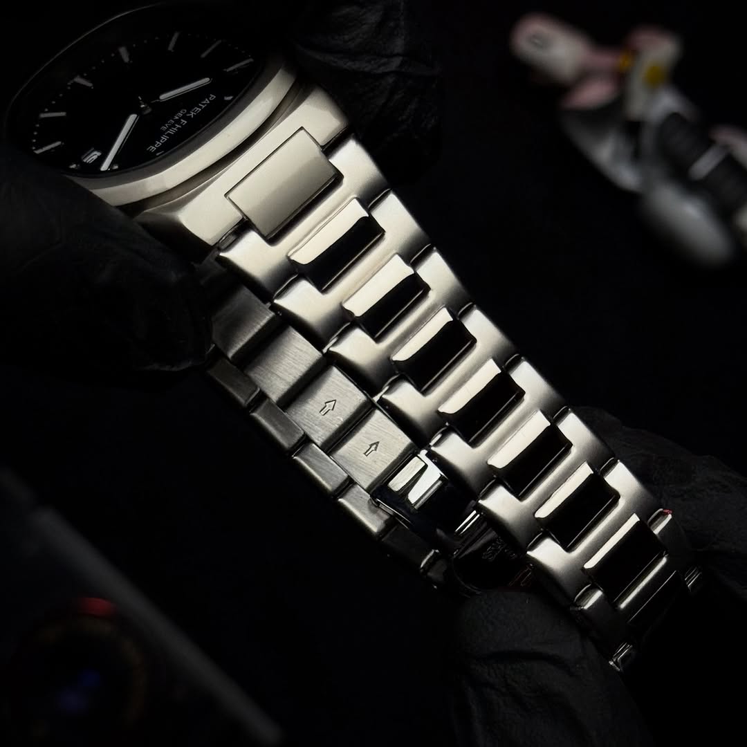 ساعة Patek Philippe Stainless Steel with Date Display سيلفر لون ميناء ابيض_اسود_اخضر_كحلي_زهري